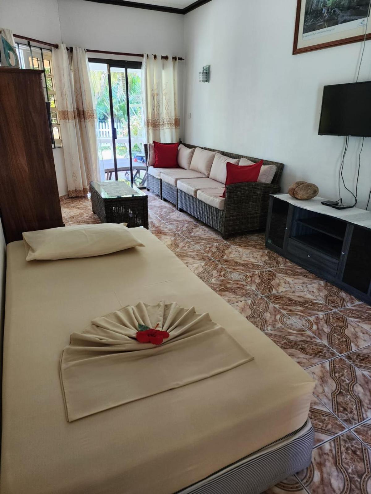 Skyblue Guesthouse - Self Catering Baie Sainte Anne Esterno foto
